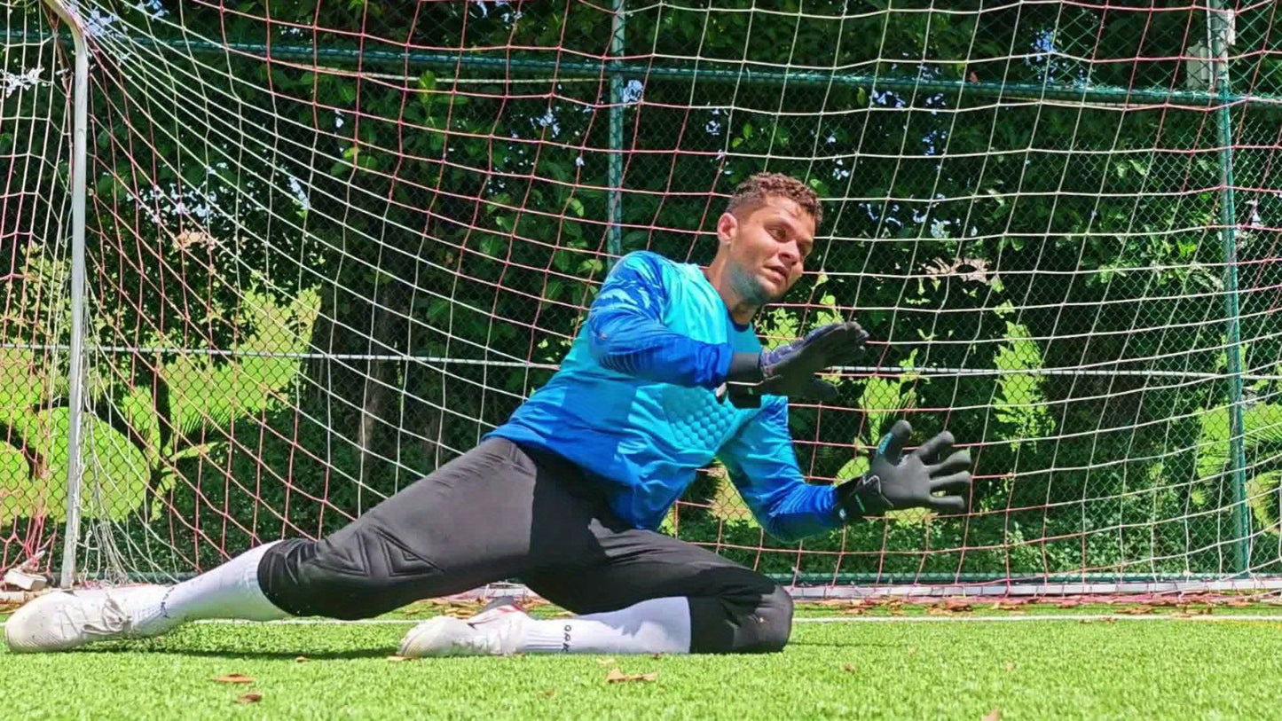 Adult Football Goalkeeper Gloves with Finger Protection and Sticky Latex Grip